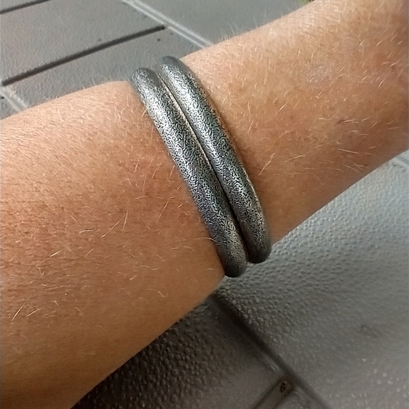 Set of 2 silvertone bangle bracelets. - Picture 1 of 2